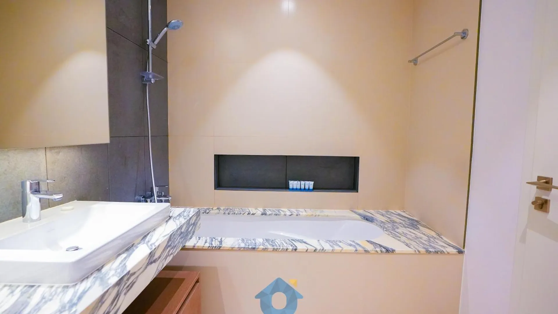 Like Home - 4204 Luxurious 2-Bedroom Residence With Spectacular City And Creek Views Dubai
